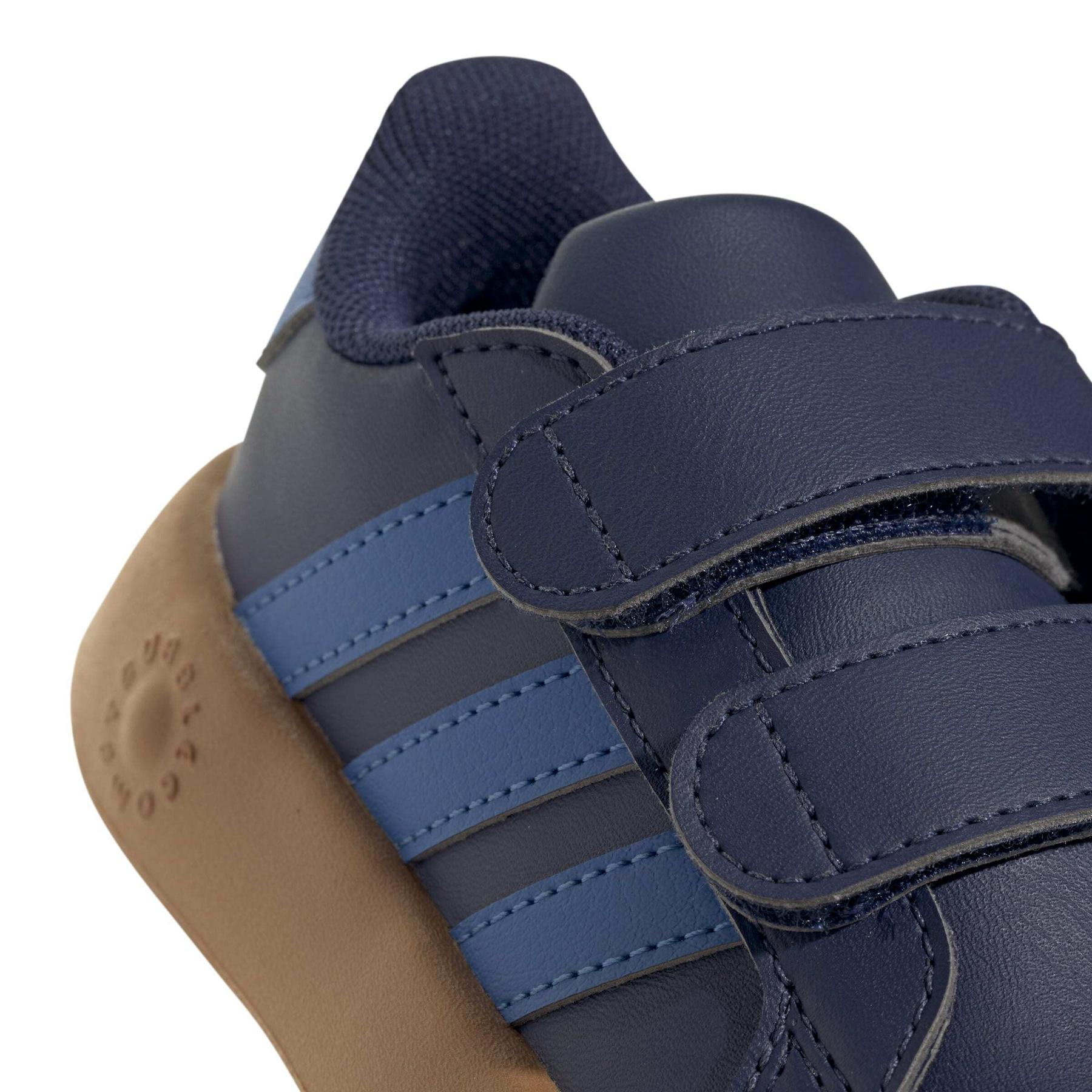 product/a/d/adidas_js4341_8_footwear_photography_detail_view_1_white-nw091725.jpg